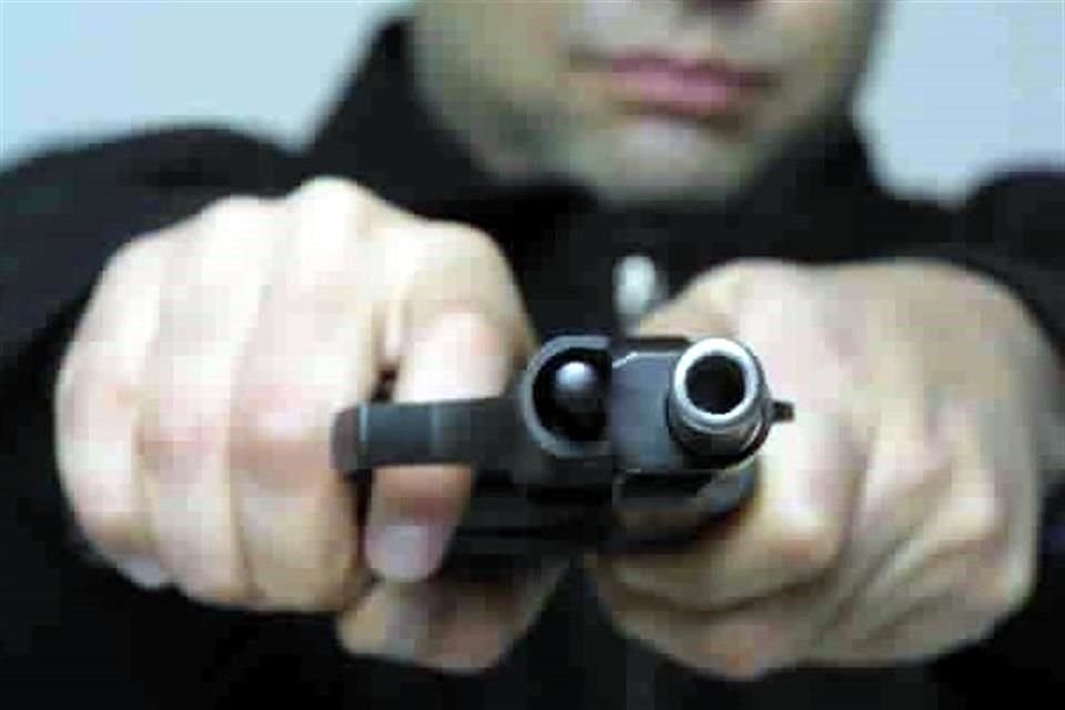 Una agente de la Fiscalía del Estado fue víctima de un asalto en calles de Tonalá; entre sus pertenecias robadas iba su arma de cargo.