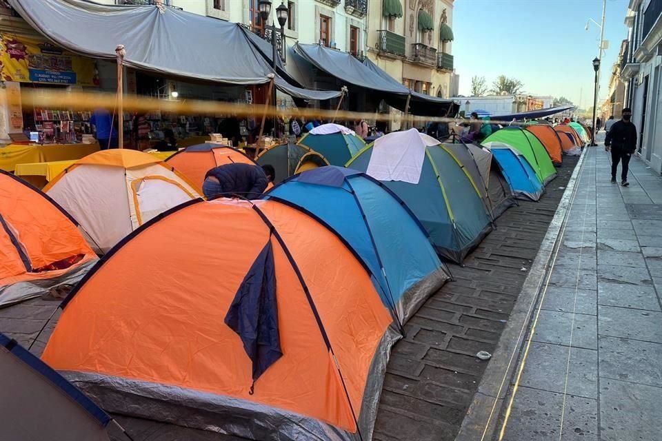 El plantón ha provocado afectaciones a los comercios.