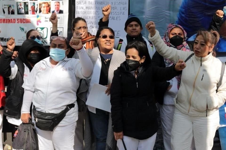 Personal médico se manifestó contra la precariedad laboral en el Senado.