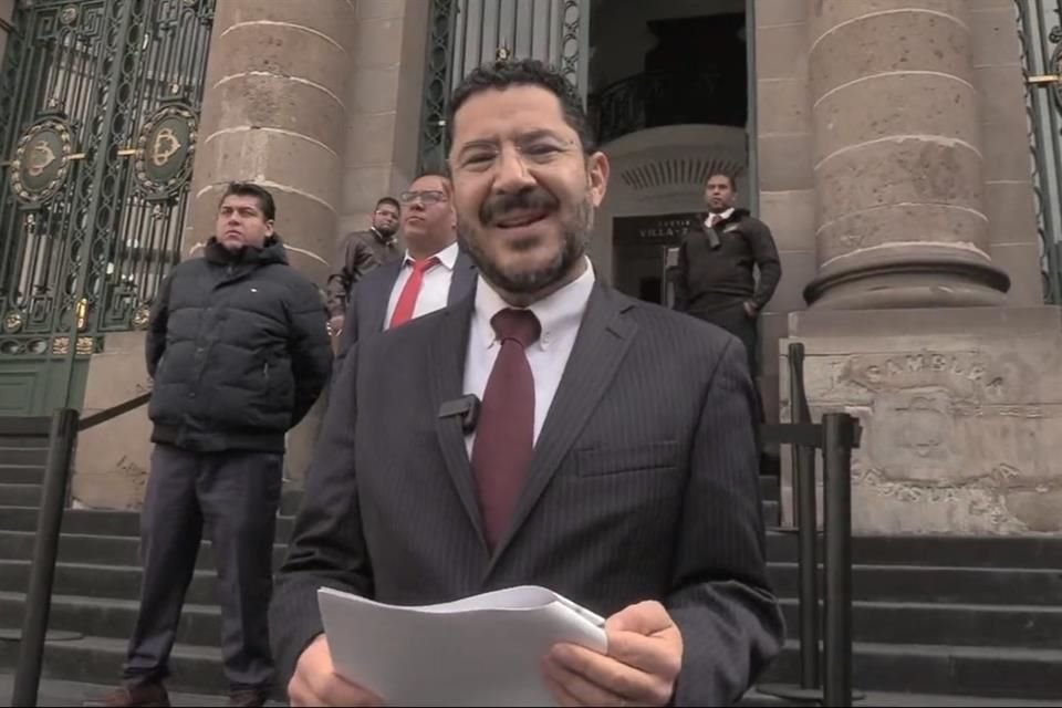 Dicha iniciativa fue entregada por el Secretario de Gobierno, Martí Batres, ante el Congreso y recibida por el presidente de la mesa directiva, Fausto Zamorano.