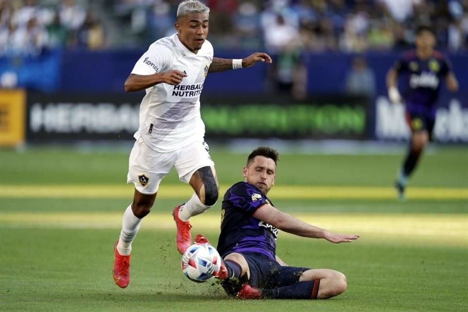 El defensa del LA Galaxy Julián Araujo, de origen mexicano, está en la mira del Barcelona.