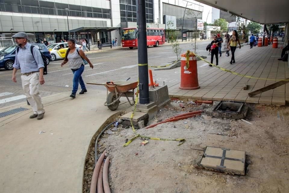 Se están colocando banquetas y machuelos.