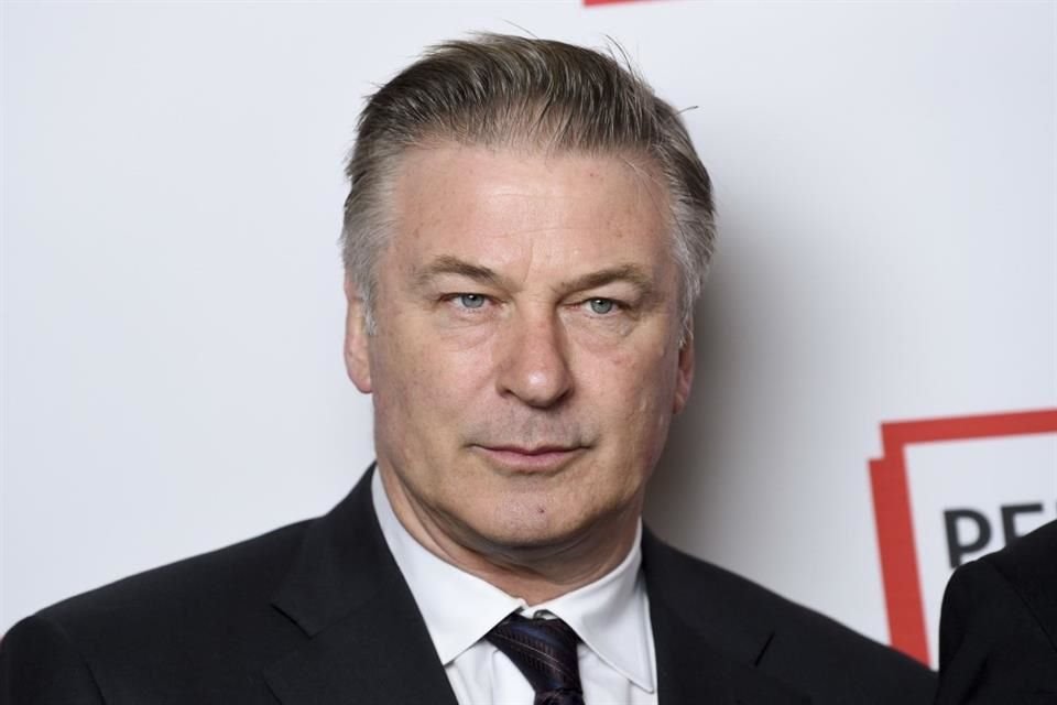 El actor Alec Baldwin fue captado en un club privado jugando póker unas horas después de haber sido acusado de homicidio involuntario.