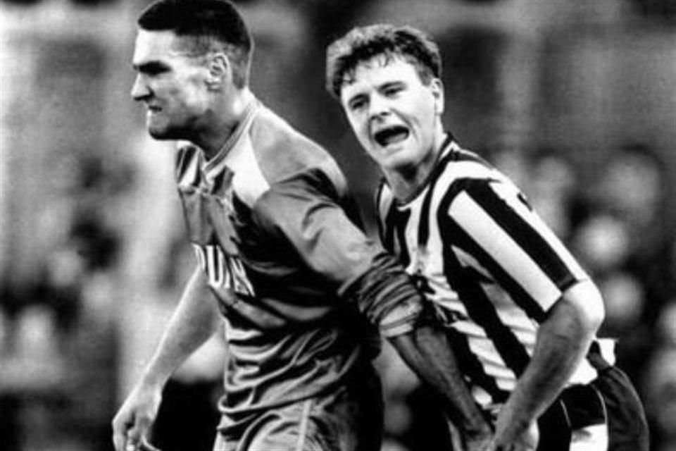 Esta imagen de Vinnie Jones y Paul Gascoigne le dio la vuelta al mundo.