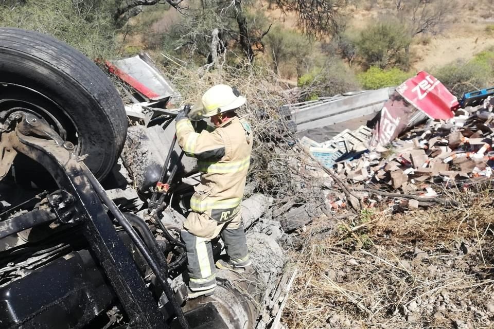 El conductor del tráiler que se volcó resultó con heridas graves.