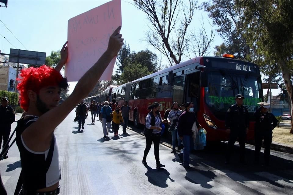 También se realizaron pintas de unidades como el Metrobús de la Línea 5 y otros vehículos particulares que no respetaron la protesta de los colectivos.