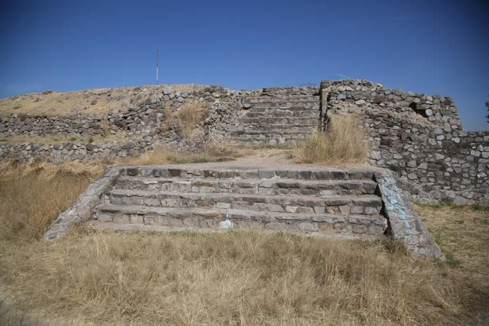 Pastizal seco alto y quemado, así como grafitis, es lo que se puede observar en el centro prehispánico El Ixtépete en Zapopan.