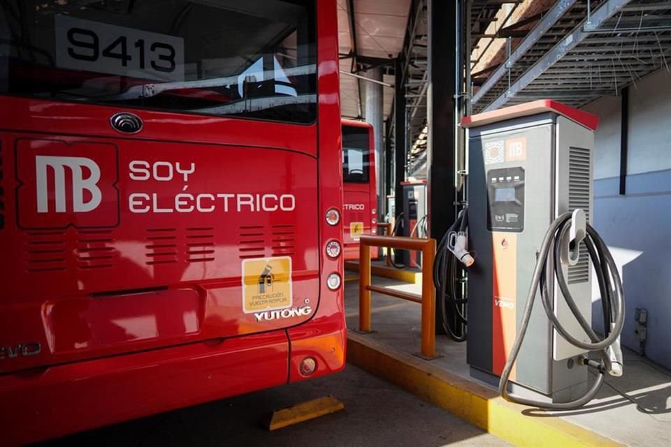 En el patio de mantenimiento de la Línea 3 es construida la red de recarga eléctrica de las unidades.