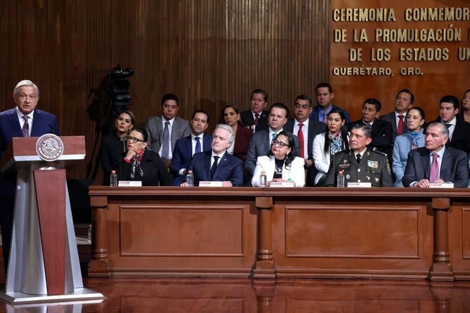 López Obrador en el Teatro de la República, en Querétaro, donde se conmemoraron los 106 años de la Constitución.