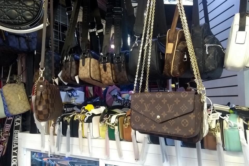 En San Juan de Dios la piratería se vende de manera abierta y sin restricciones.