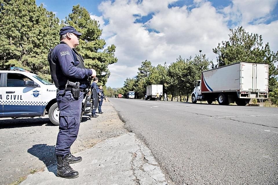 Para llegar a tiempo al Superbowl, el aguacate mexicano debe cruzar diferentes carreteras acosadas por el narcotráfico y extorsionadores.