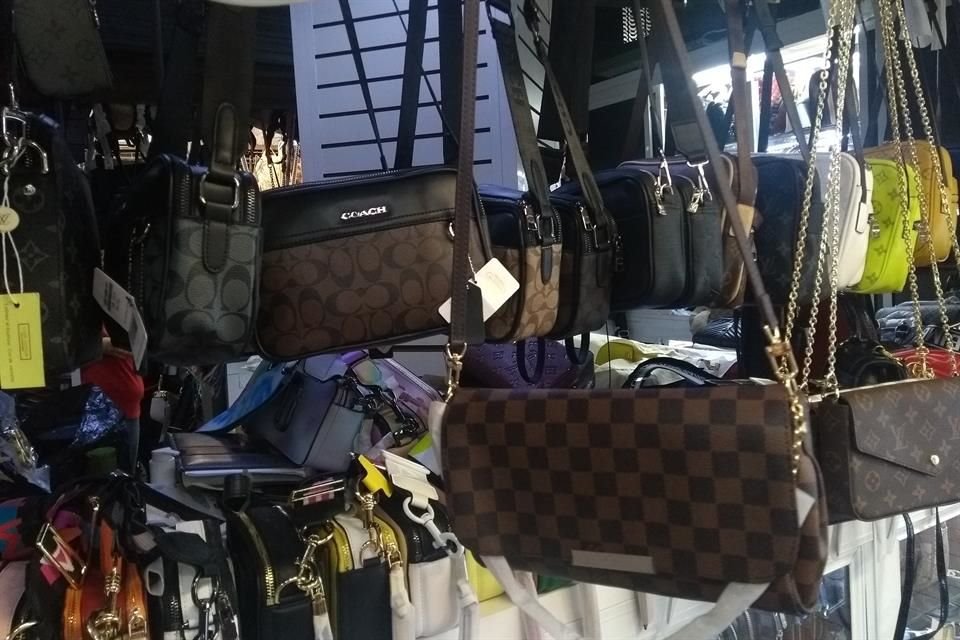 Bolsas que ostentan logos y diseños de marcas famosas se ofrecen desde 200 pesos en San Juan de Dios.
