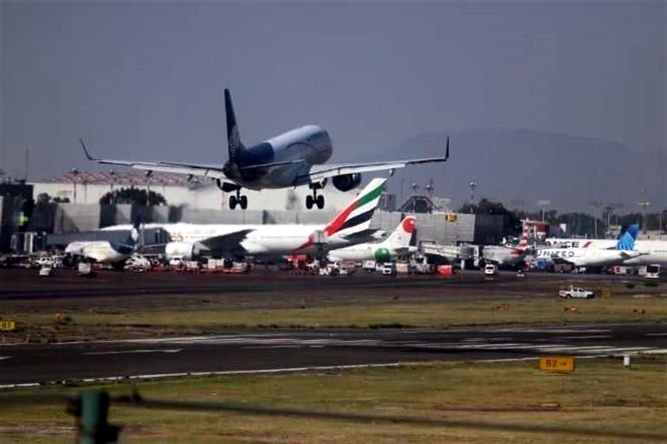 AMLO dio marcha atrás en intención de cabotaje aéreo.