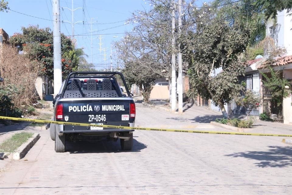 Sobre una banqueta, afuera de una casa de la Colonia Mesa Colorada, en Zapopan, fue encontrado un brazo y horas después, a unos metros, se localizó un cuerpo en el interior de un baldío.