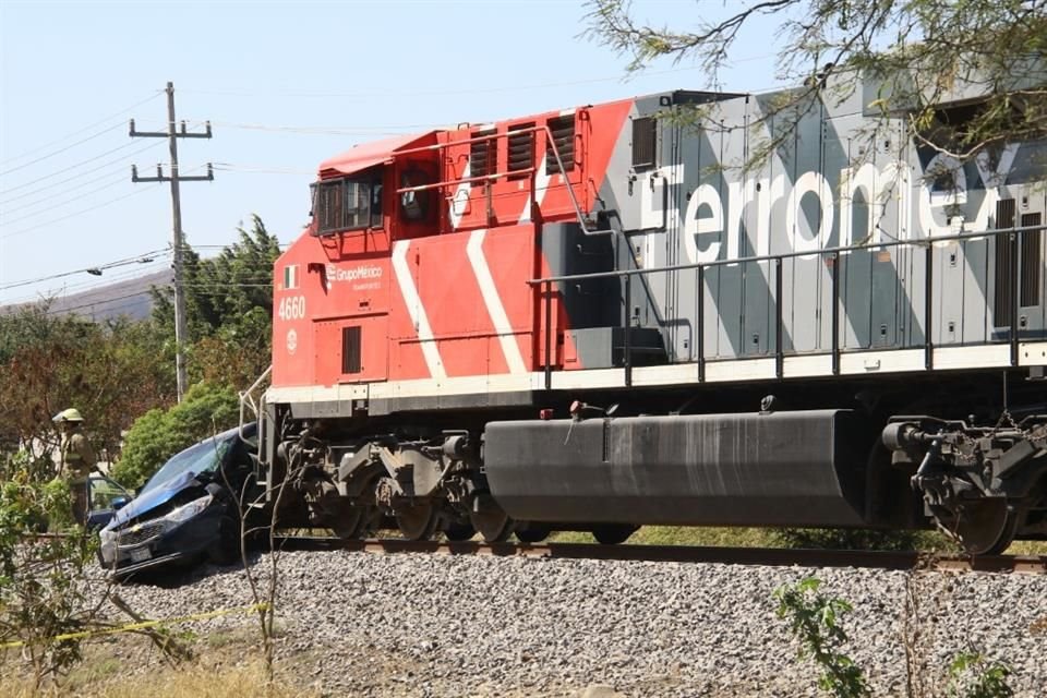 Una mujer perdió la vida luego de que el tren embistiera y arrastrara a lo largo de casi 300 metros el vehículo que manejaba; el percance ocurrió en Tlajomulco de Zúñiga.