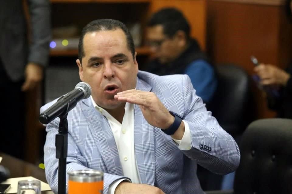 En la sesión, el diputado Enrique Velázquez sentenció que el Gobernador Enrique Alfaro es quien designa a los titulares de las fiscalías.