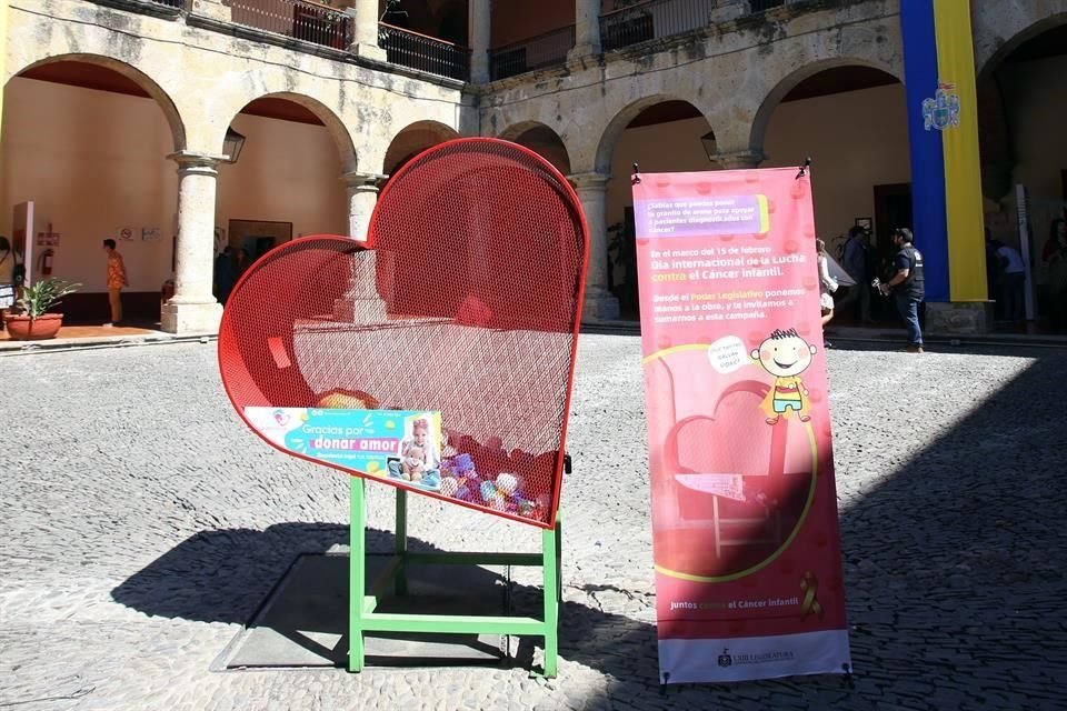 En el patio central del Congreso se colocó un contenedor para depositar las tapitas.