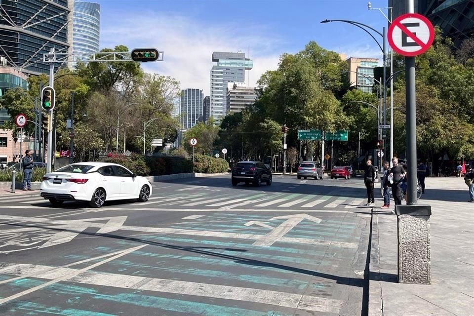 Los taxistas esperaban a los usuarios entorpeciendo una vialidad principal, además de que se encuentra en un tramo de la ciclovía.