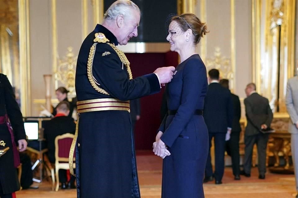 La diseñadora Stella McCartney recibió el título de Comendadora de la Orden del Imperio Británico por su labor en la industria de la moda.