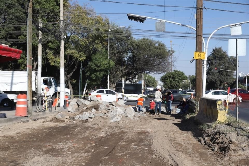 Aunque desde diciembre comenzó la tala de árboles y movimiento de tierras, apenas ayer el Gobierno de Zapopan anunció el arranque formal de la obra en las laterales de Avenida Mariano Otero.