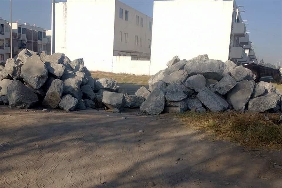 Calles del Fraccionamiento Quintas del Valle, en Tlajomulco, se han convertido en el tiradero de escombro de las obras del aeropuerto.