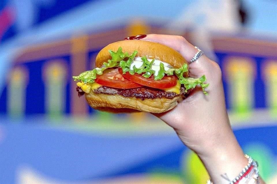 La cadena neoyorquina Shake Shack abrirá este jueves su primera tienda en Jalisco.