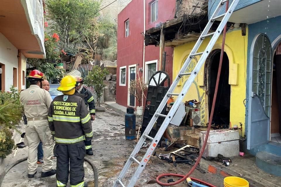 Una mujer murió asfixiada durante un incendio en su casa de la Colonia Lomas del Paraíso II, de Guadalajara.