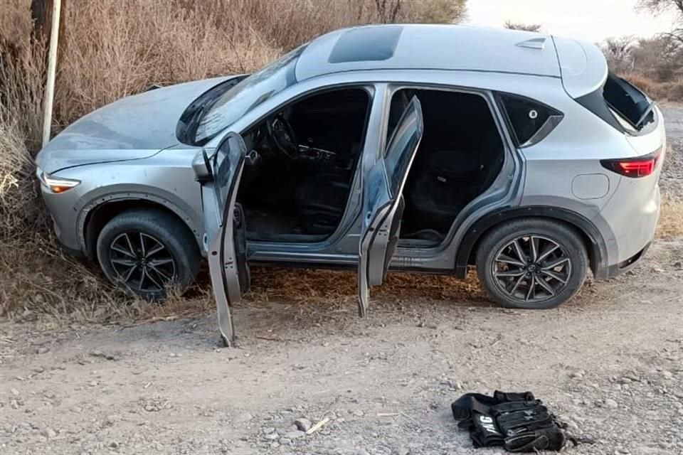 Los tripulantes de esta camioneta balearon a policías estatales en Teocaltiche; después huyeron.