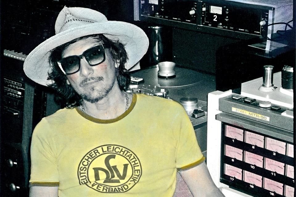 El músico y líder de Zoé, León Larregui, estrena hoy dos sencillos como anticipo de su próximo material discográfico en solitario.