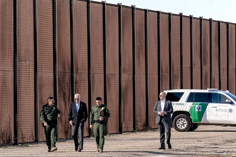 Joe Biden camina por la frontera en enero del 2023.