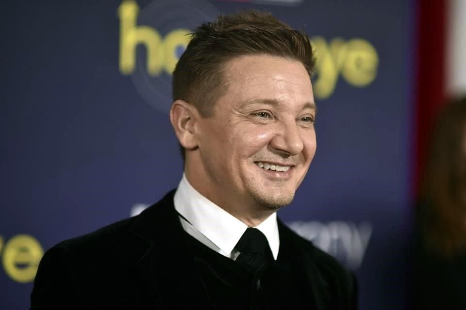 El actor Jeremy Renner sigue recuperándose del accidente que tuvo con un quitanieves, ahora utiliza una silla de ruedas.