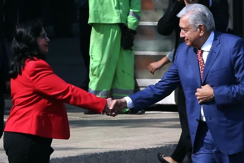 Un día después que el Presidente López Obrador dijo que la Presidenta de la SCJN, Norma Piña, estaba en el cargo por él, ambos se encontraron en la Marcha de la Lealtad este miércoles.  