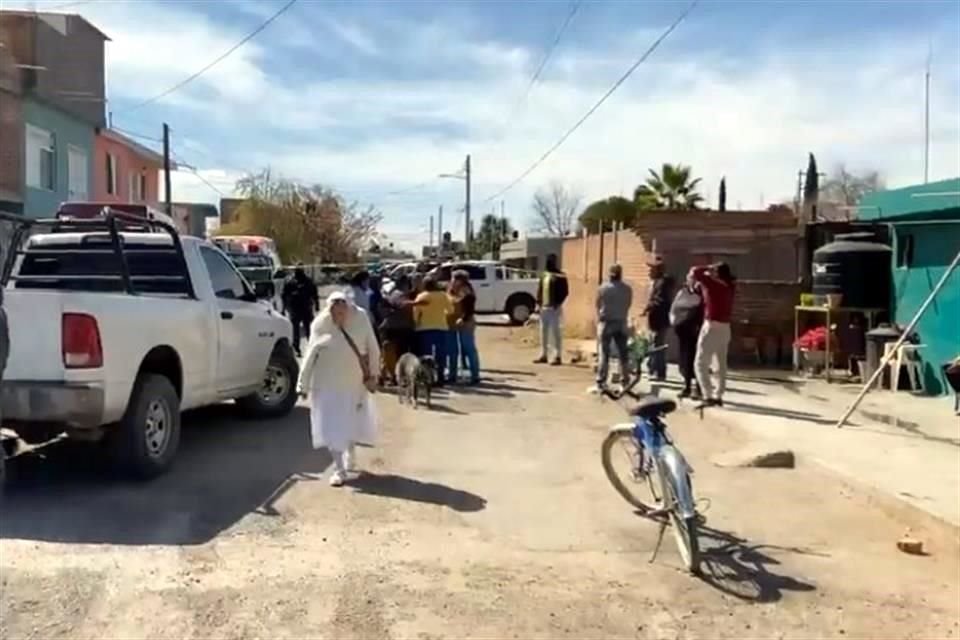 Familiares y amigos tuvieron una discusión con autoridades por impedirles ver los cuerpos.