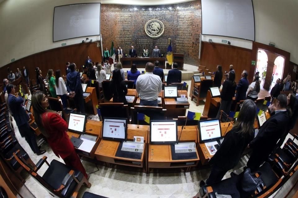 Tras exponerse excesos en la nómina del Congreso, diputados planean una 'limpieza' para poner orden en salarios y acabar con 'aviadores'.