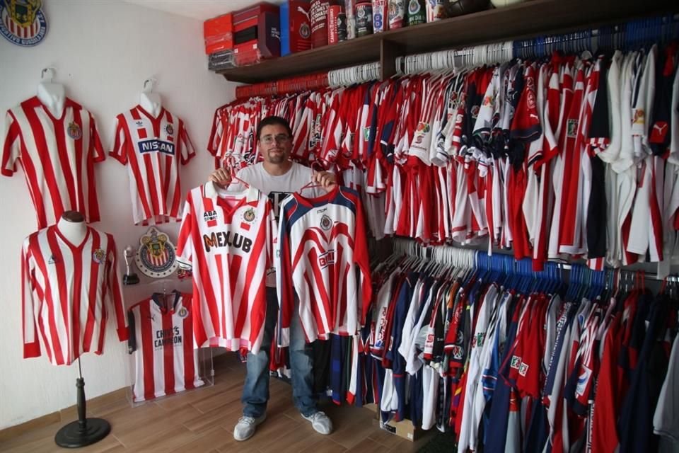 'Sí he pagado por una camiseta unos 40 mil pesos o más. Hay muchas en ese precio, pero depende mucho del jugador', dice Ricardo Ortiz, coleccionista de artículos de las chivas.