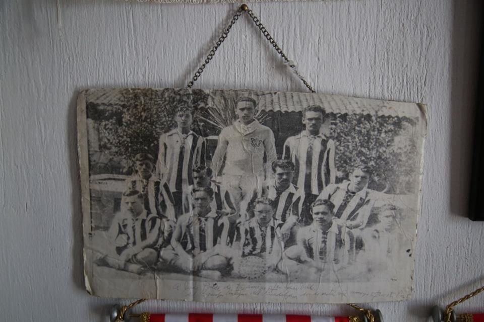 Ricardo entre su colección cuenta con posters del equipo de diferentes años, de llaveros, pines, revistas, vasos, balones y demás objetos del equipo de las chivas