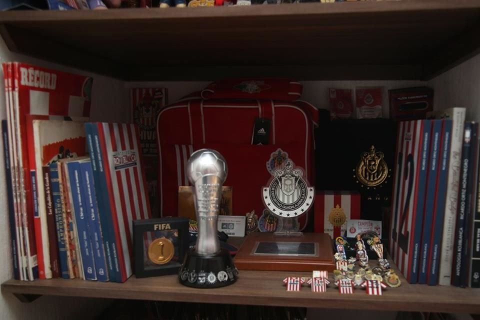 La pasión del coleccionista Ricardo Ortiz por los objetos de las Chivas comenzó por una playera que le regaló su papá.