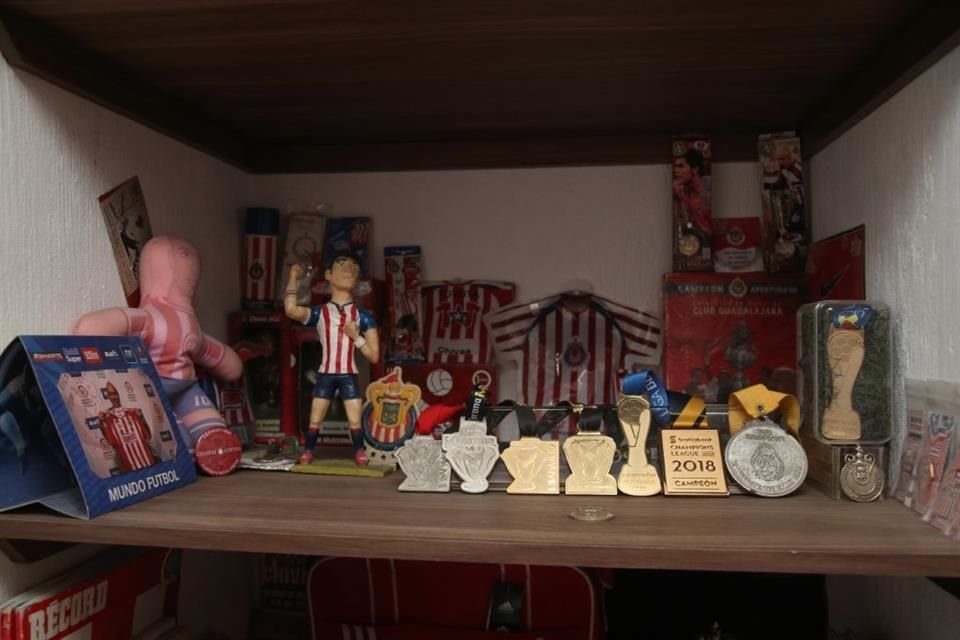 Ortiz tiene entre su colección, además de las playeras, pósters, llaveros, pines, revistas, vasos, balones...