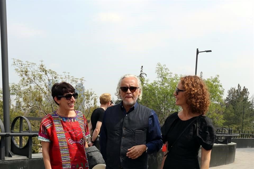 Gabriel Orozco con la artista iraní Nairy Baghramian y la galerista Mónica Manzutto durante el recorrido.