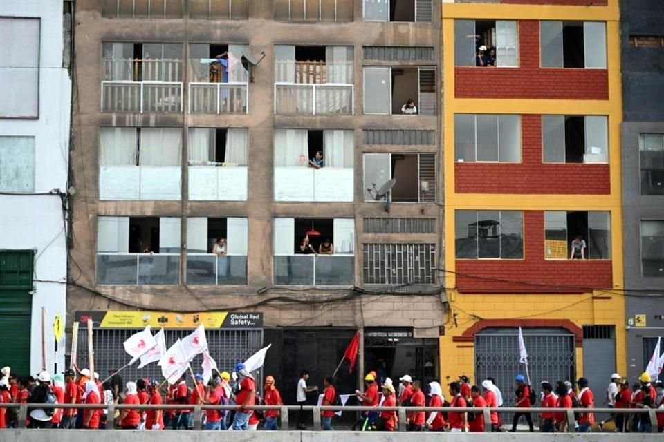 Peruanos marchan de nuevo contra la Presidenta Dina Boluarte.