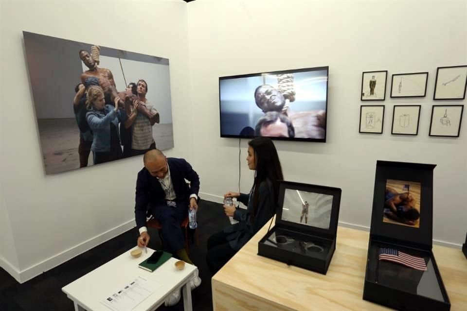 Del artista cubano Carlos Martiel, la galería Steve Turner, con sede en Los Ángeles, ofrece cajas que contienen los objetos utilizados en sus performances, así como fotografías o video.