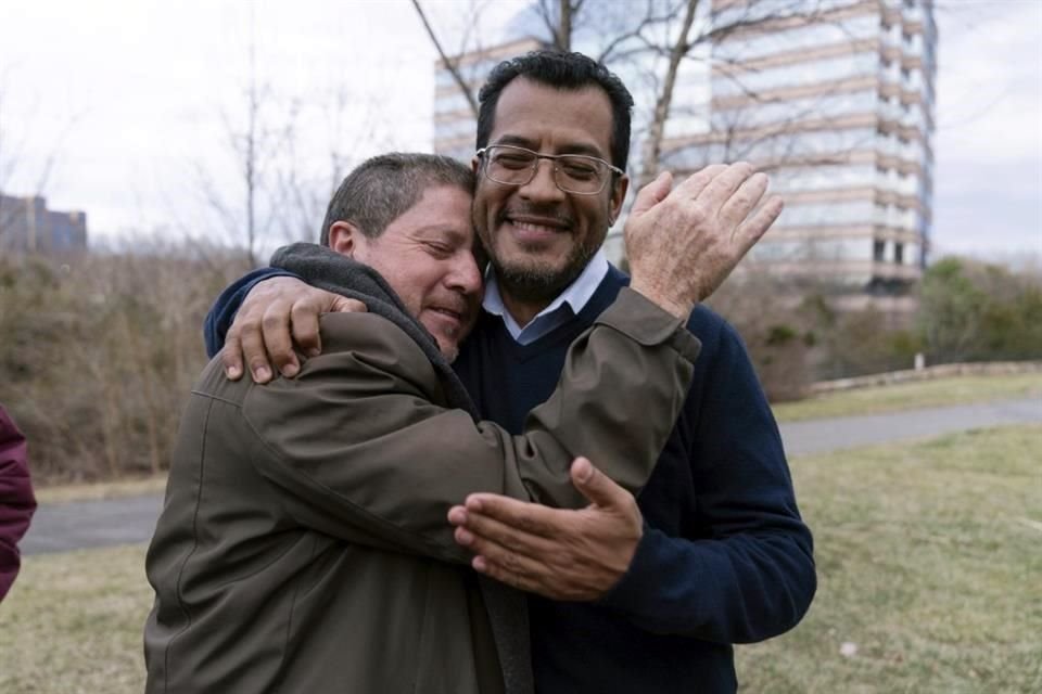 El líder opositor nicaragüense Félix Maradiaga es recibido por un partidario en Chantilly, Virginia.