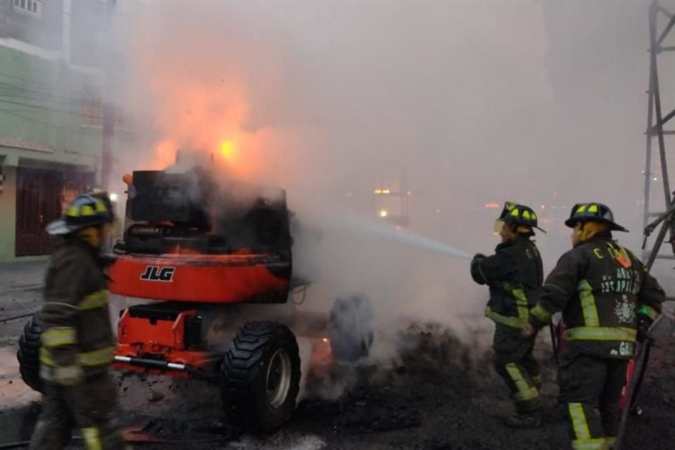 De acuerdo con los Bomberos se quemó en su totalidad una plataforma hidráulica de elevación; no hubo lesionados.