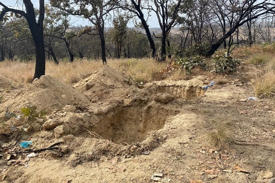 Agentes de la Fiscalía laboran en una fosa clandestina localizada en el Ejido San Agustín, en el Bosque La Primavera.