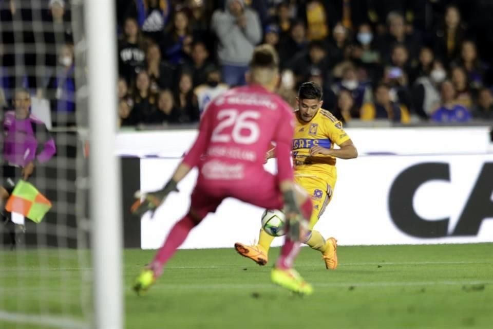 Un centro de Jesús Garza terminó en autogol del defensa capitalino Ricardo Galindo.