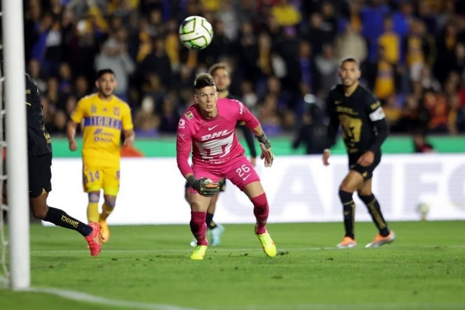 Un centro de Jesús Garza terminó en autogol del defensa capitalino Ricardo Galindo.