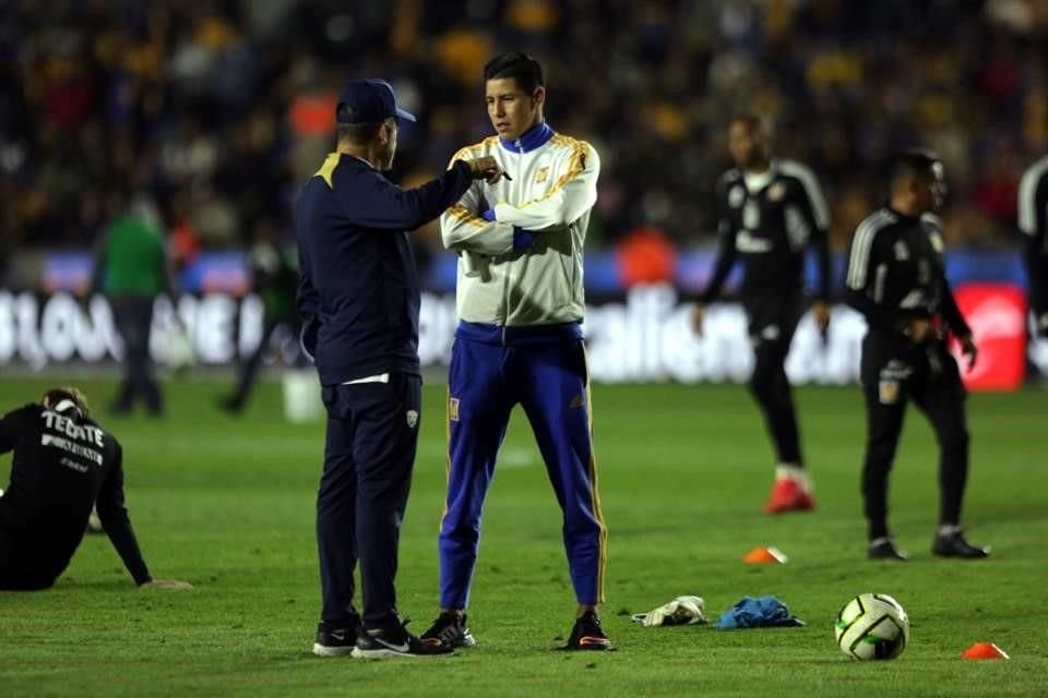 Hugo Ayala volvió a la cancha del Estadio Universitario, aunque como uno de los auxiliares del 'Chima'.