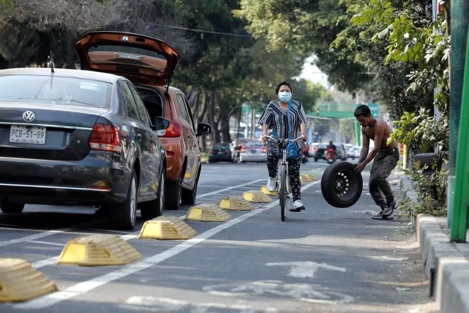 Los comercios de la zona, como un taller de talachas, deben habituarse a la convivencia.