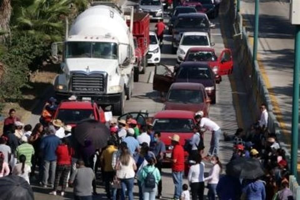 Maestros y padres de familia bloquean la Auopista del Sol en Chilpancingo, Guerrero.