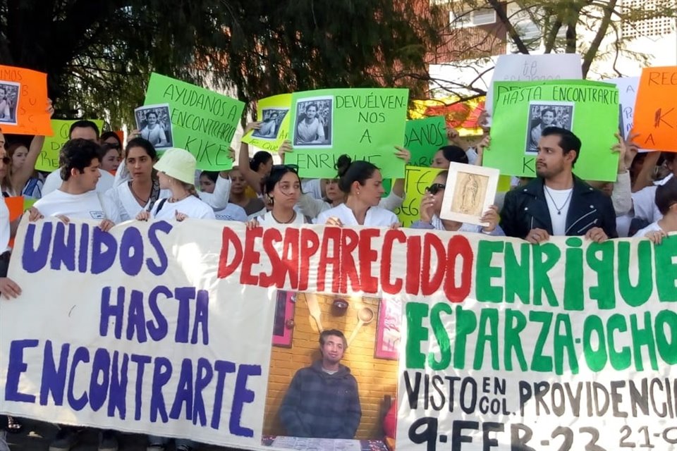 Familiares de Enrique Esparza se manifestaron en la Glorieta de las y los Desaparecidos exigiendo su aparición.